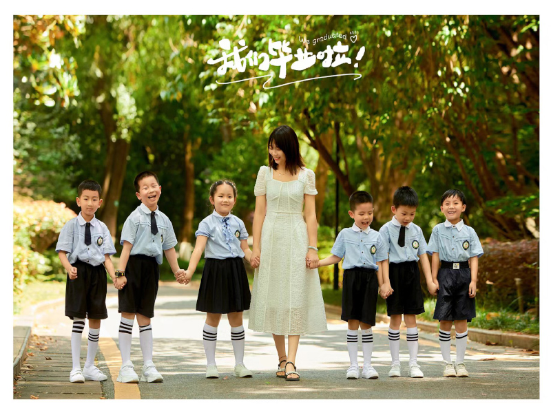 愛諾蒙臺梭利幼兒園師生畢業(yè)照